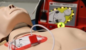 Défibrillateur sur mannequin